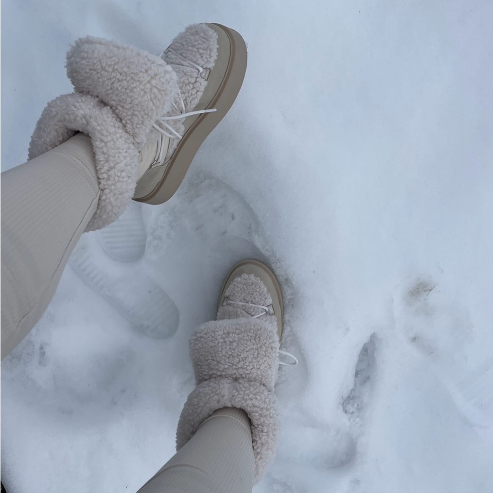 Forever21 Mickey Mouse shearling winter snow boots